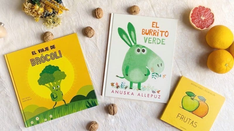 En la fotografía aparecen las portadas de los libros "Frutas", "el burrito verde" y "El viaje de brócoli"