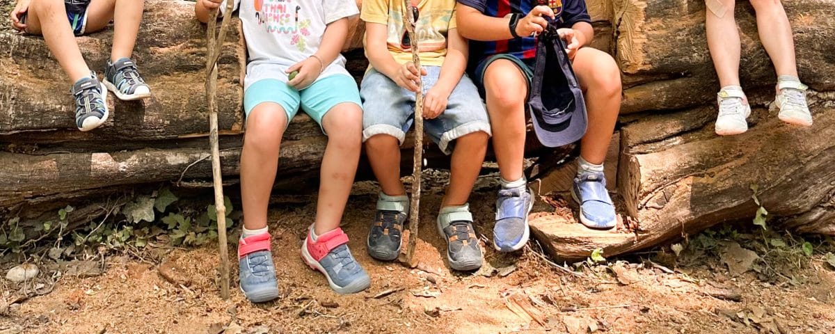 Foto en la que aparecen las piernas de los niños que han hecho la excursión