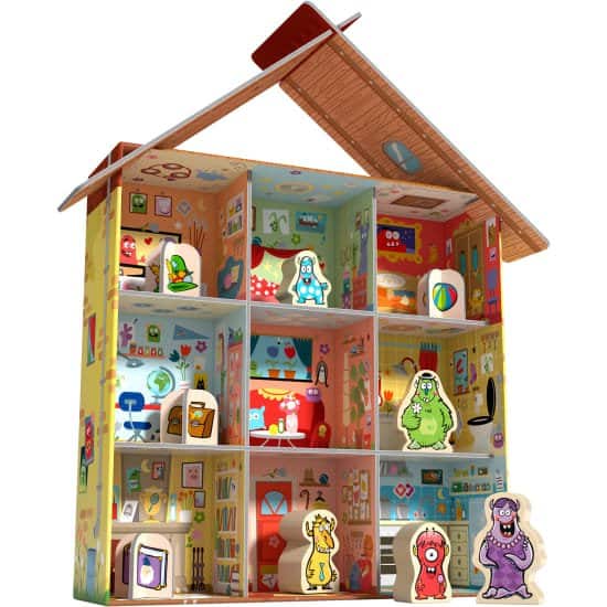 Casa de cartón con personajes de madera con los que jugar
